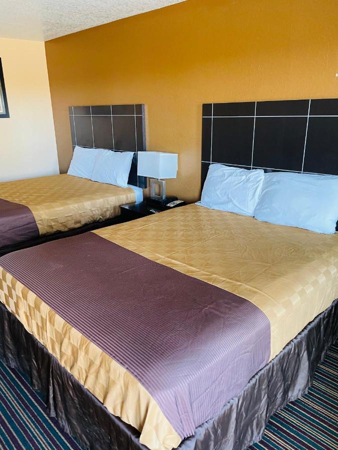 Sona Inn Dilley Bagian luar foto