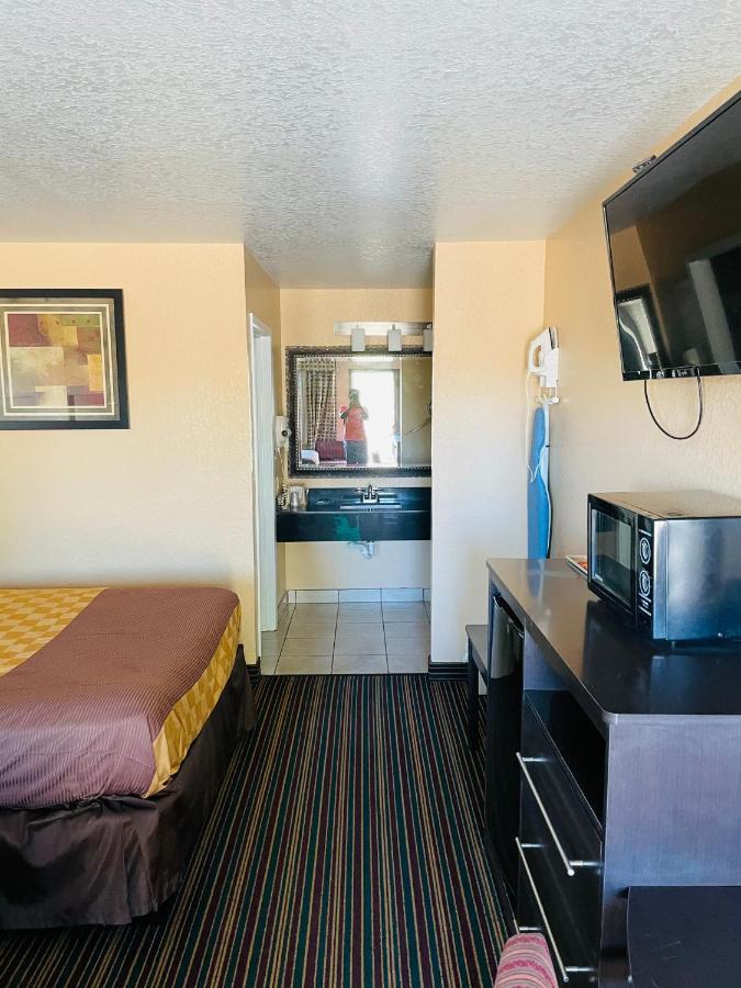 Sona Inn Dilley Bagian luar foto
