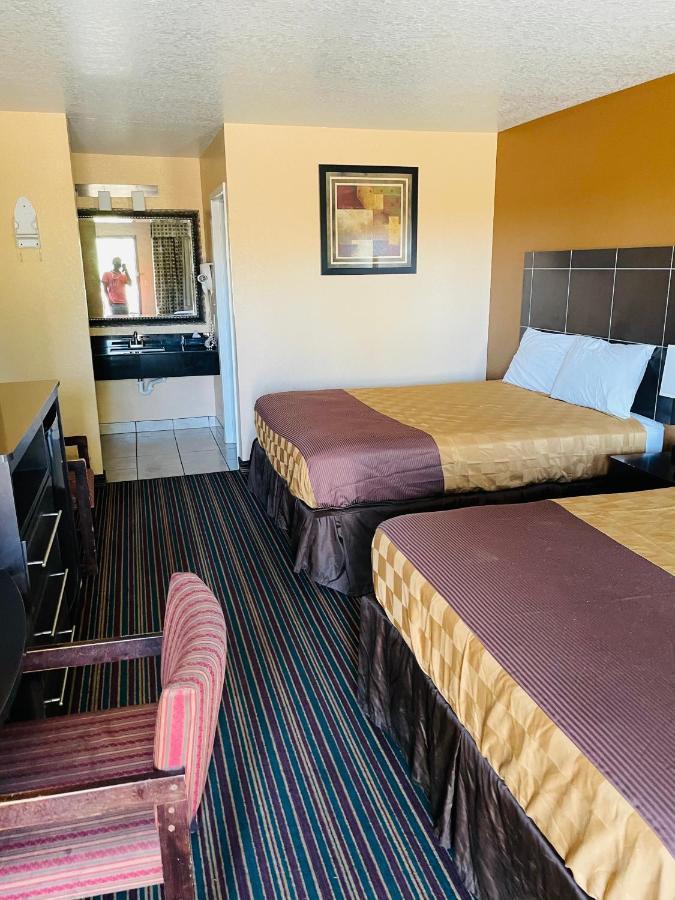 Sona Inn Dilley Bagian luar foto