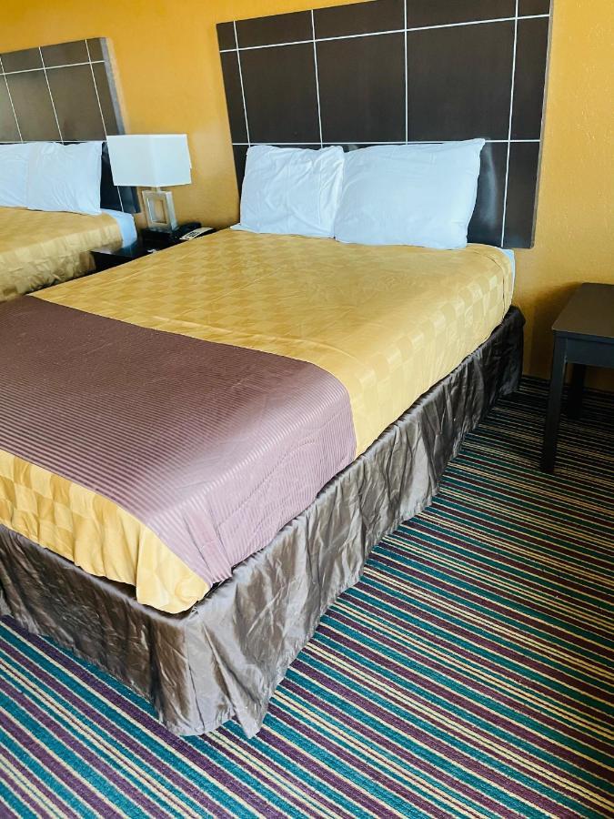 Sona Inn Dilley Bagian luar foto