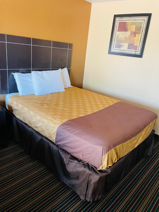 Sona Inn Dilley Bagian luar foto