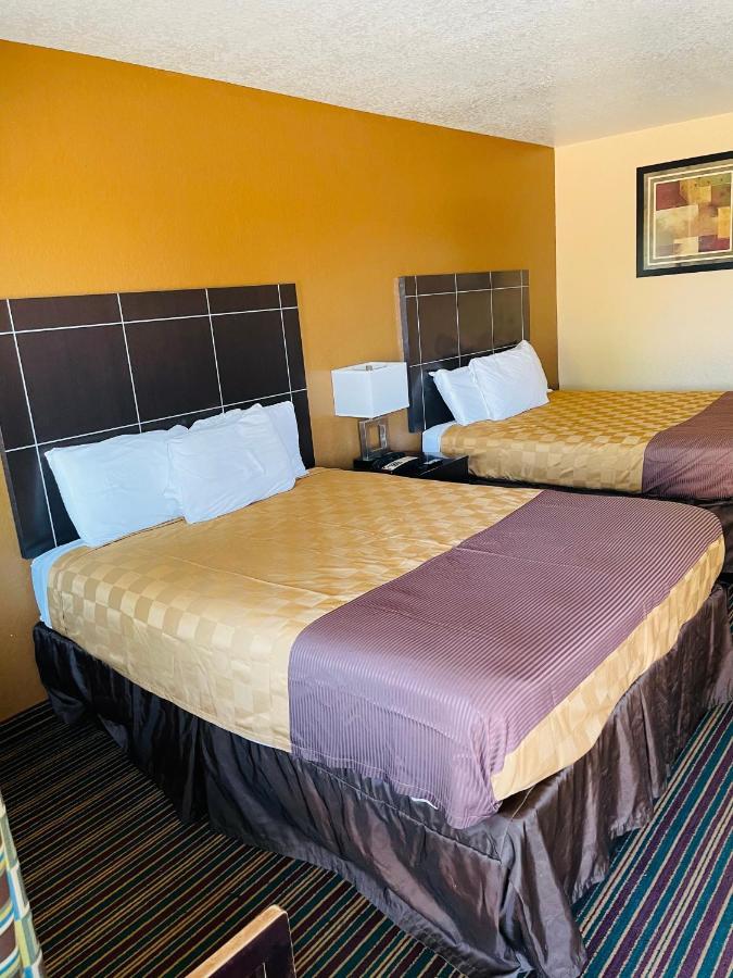 Sona Inn Dilley Bagian luar foto