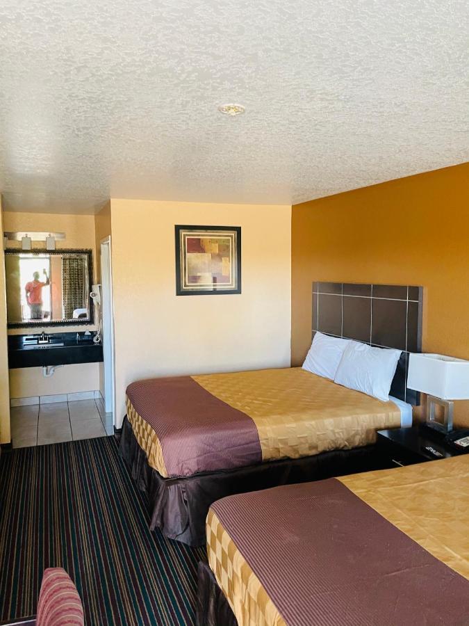 Sona Inn Dilley Bagian luar foto