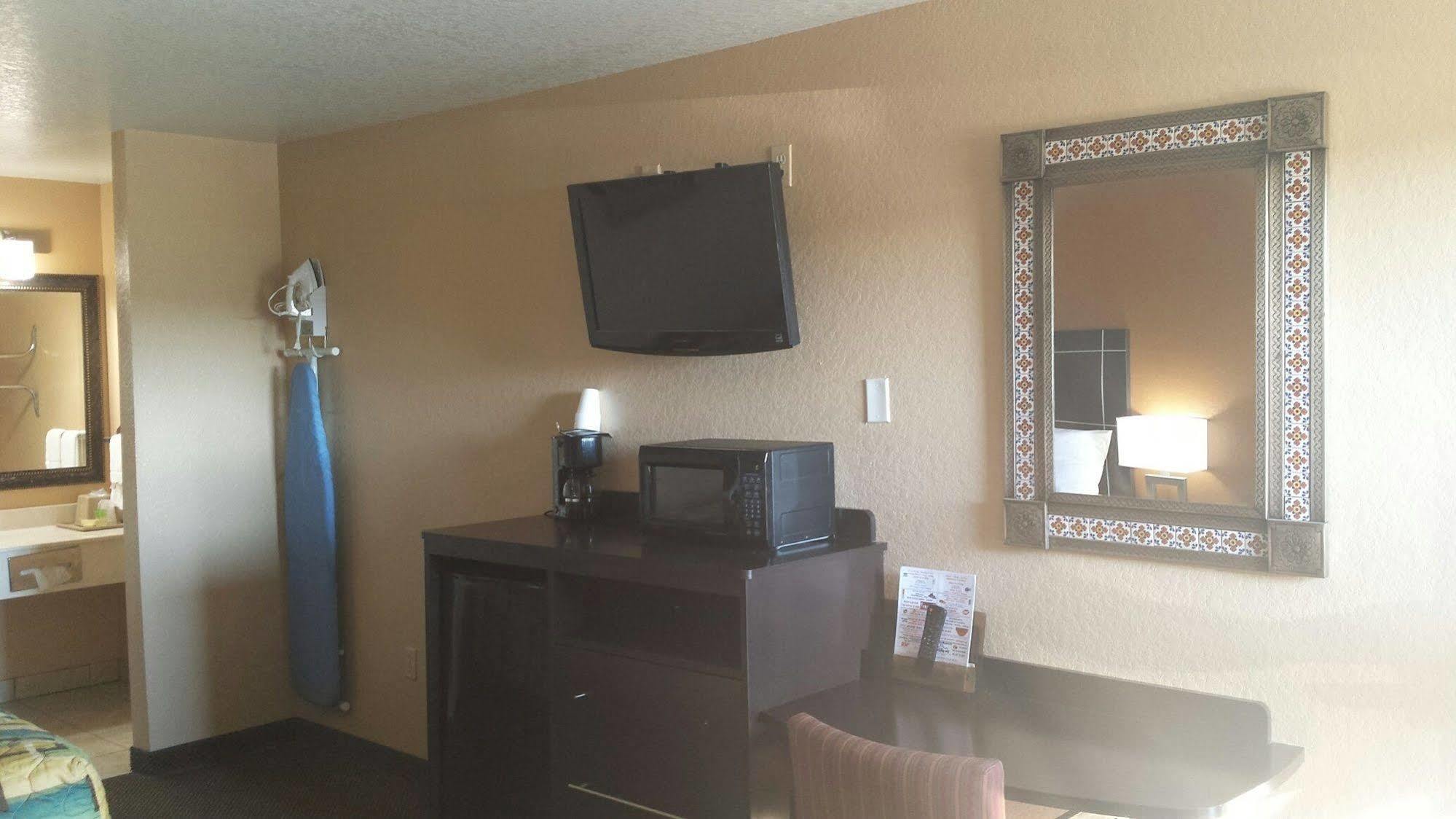 Sona Inn Dilley Bagian luar foto