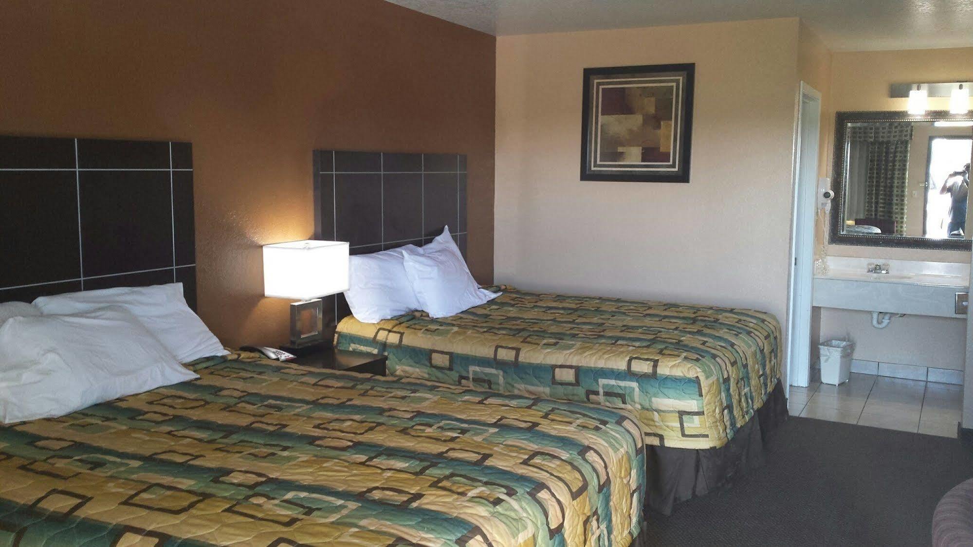 Sona Inn Dilley Bagian luar foto
