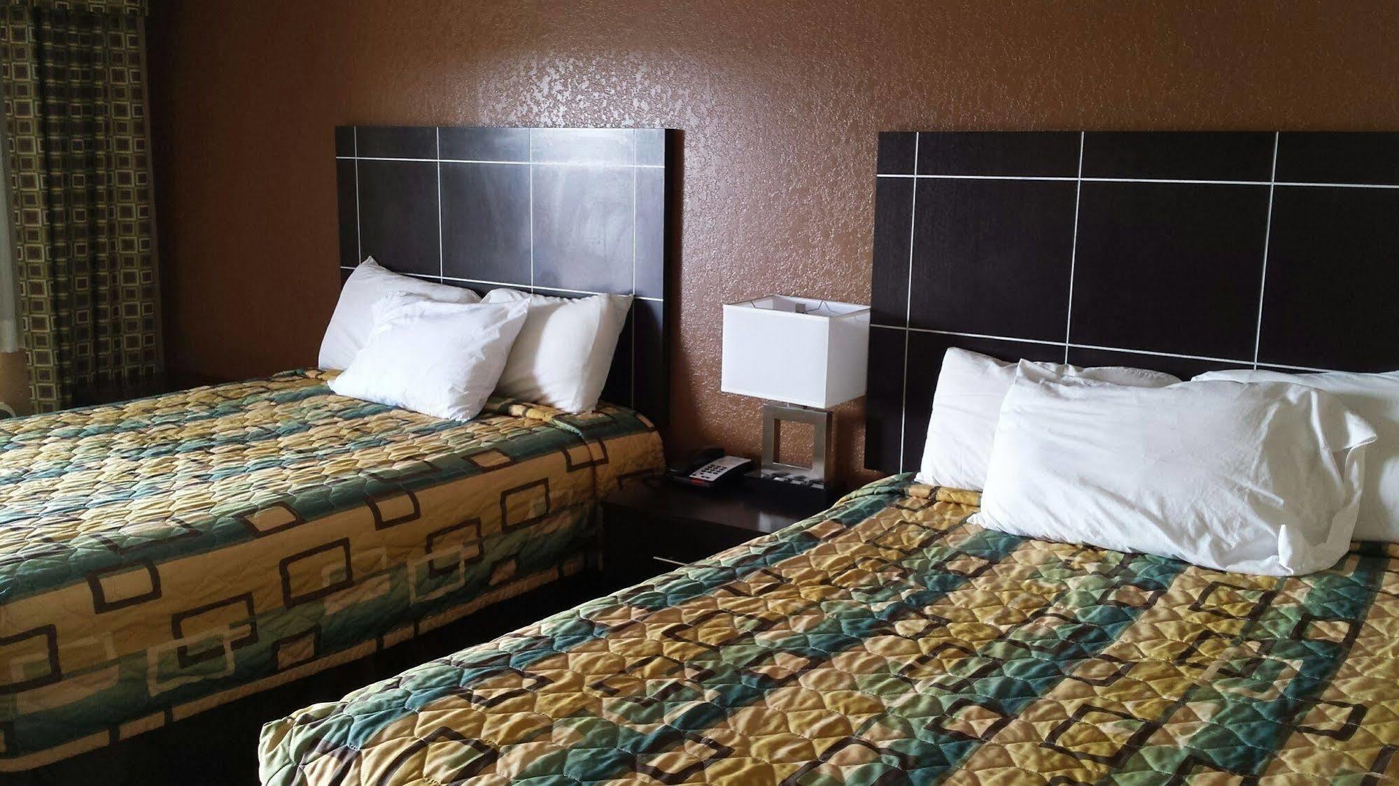 Sona Inn Dilley Bagian luar foto